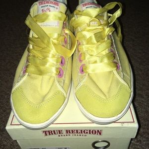Women’s mint condition True Religion canvas shoes